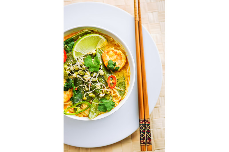 Fotografie culinară cu supă thailandeză de creveți, realizată pentru butterandcream.ro